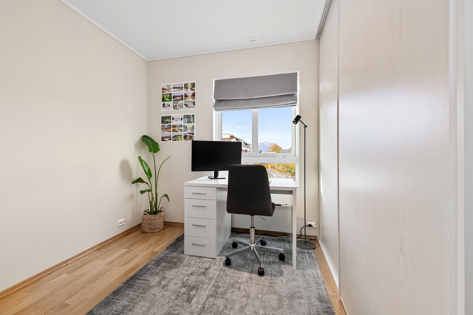 Soverom 3 har skyvedørsgarderobe og er i dag innredet som kontor. Galleribilde