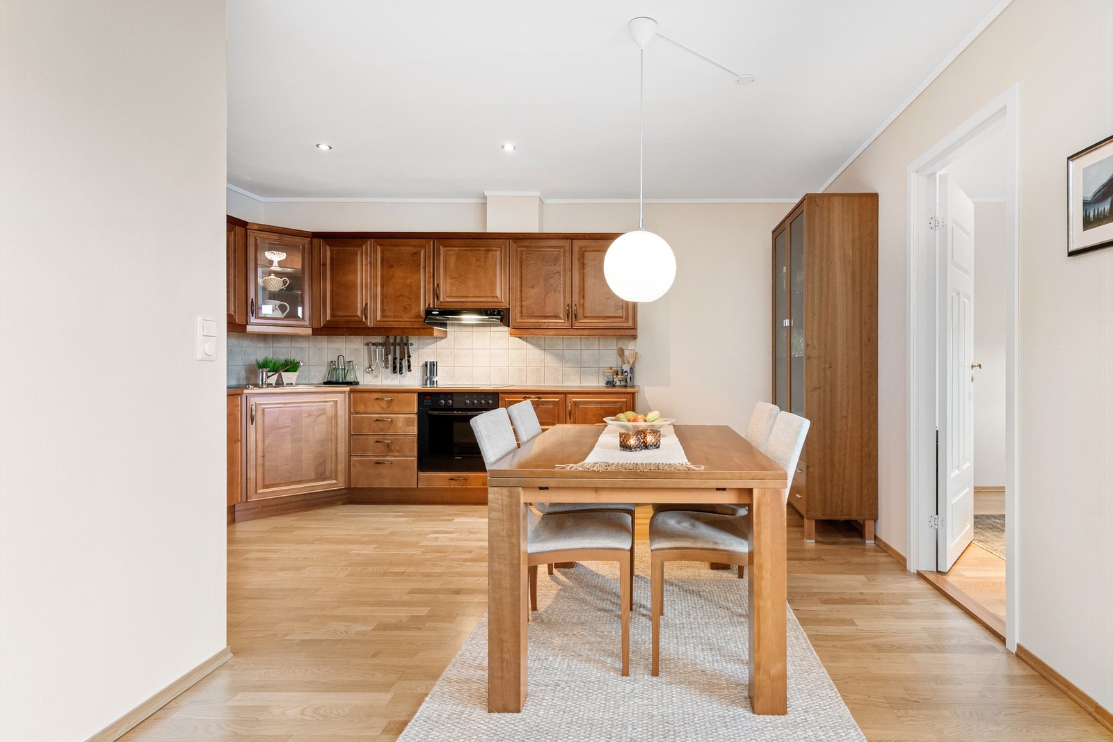 Funksjonelt kjøkken med rikelig benke- og skapplass. Galleribilde