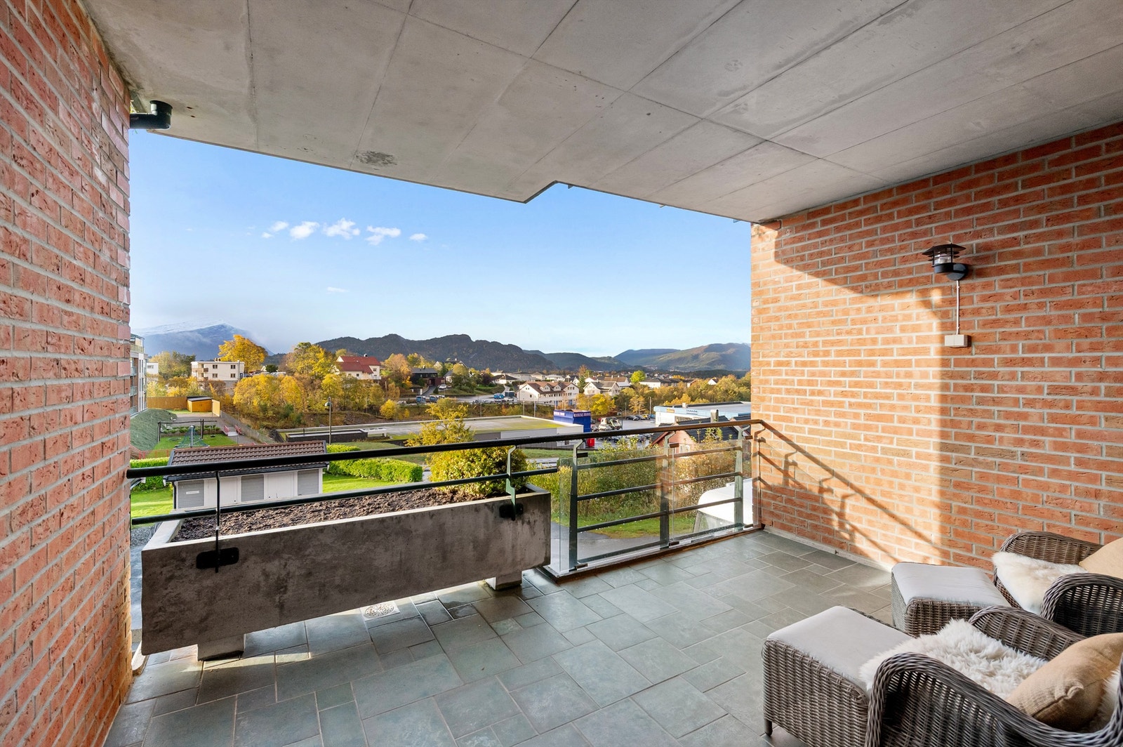 Leiligheten ligger i en høy 1.etg med balkong og nydelig utsikt mot fjord og fjell. Galleribilde