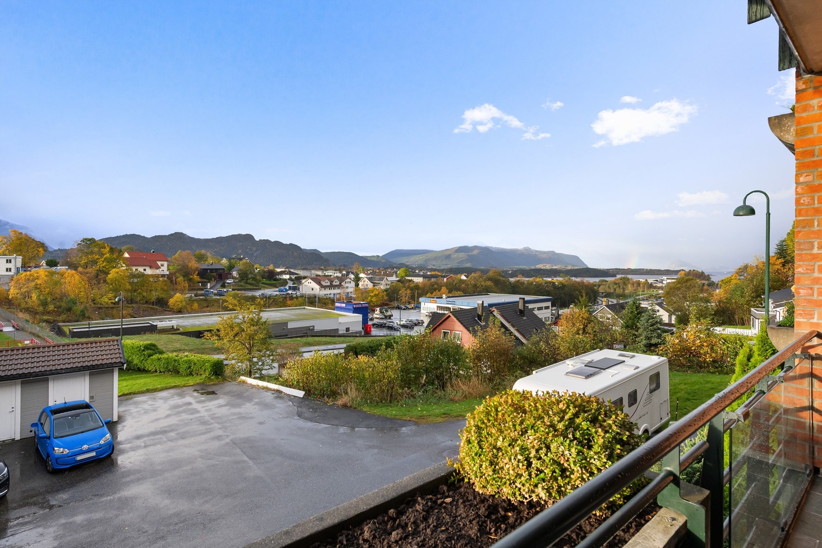 Balkongen vender mot sør og byr på fantastisk utsikt og rikelig med sol. Galleribilde