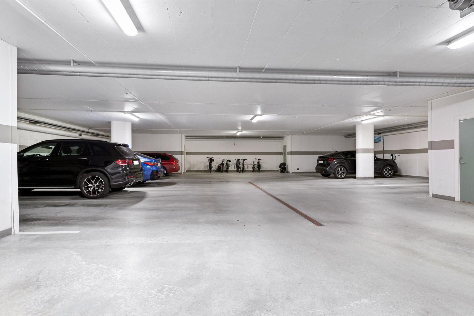 Egen parkeringsplass i fellesgarasje, utstyrt med el-billader. I tillegg medfølger en tilhørende bod på 7 kvm, som gir rikelig med lagringsplass. Galleribilde