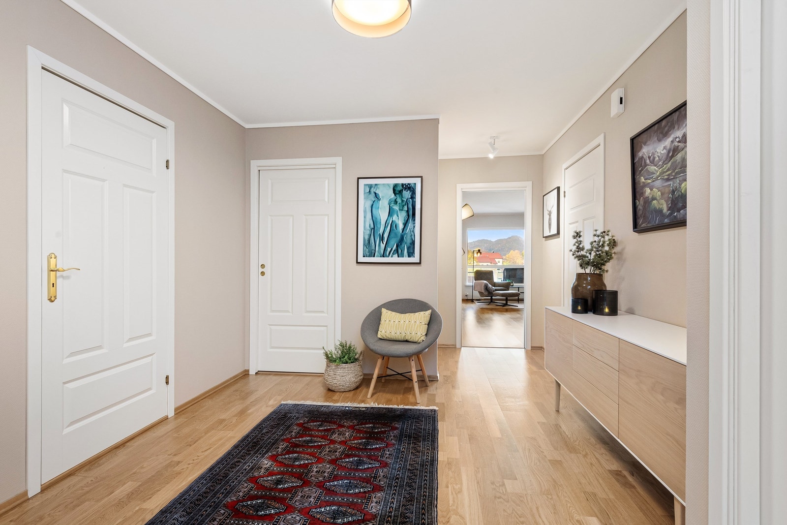 Leiligheten har lyse og nøytrale overflater, som gir gode muligheter for å tilpasse rommet med egne møbler og tekstiler. Galleribilde