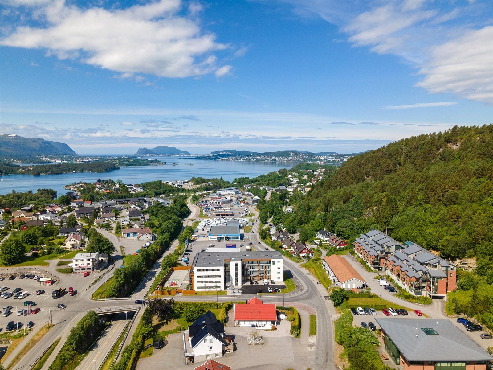 Eiendommen ligger i et attraktivt område med nærhet til alle nødvendige fasiliteter. Innen gangavstand finner du blant annet dagligvarebutikker, spisesteder, treningssenter, apotek og flotte turmuligheter ved Emblemsfjellet. Galleribilde