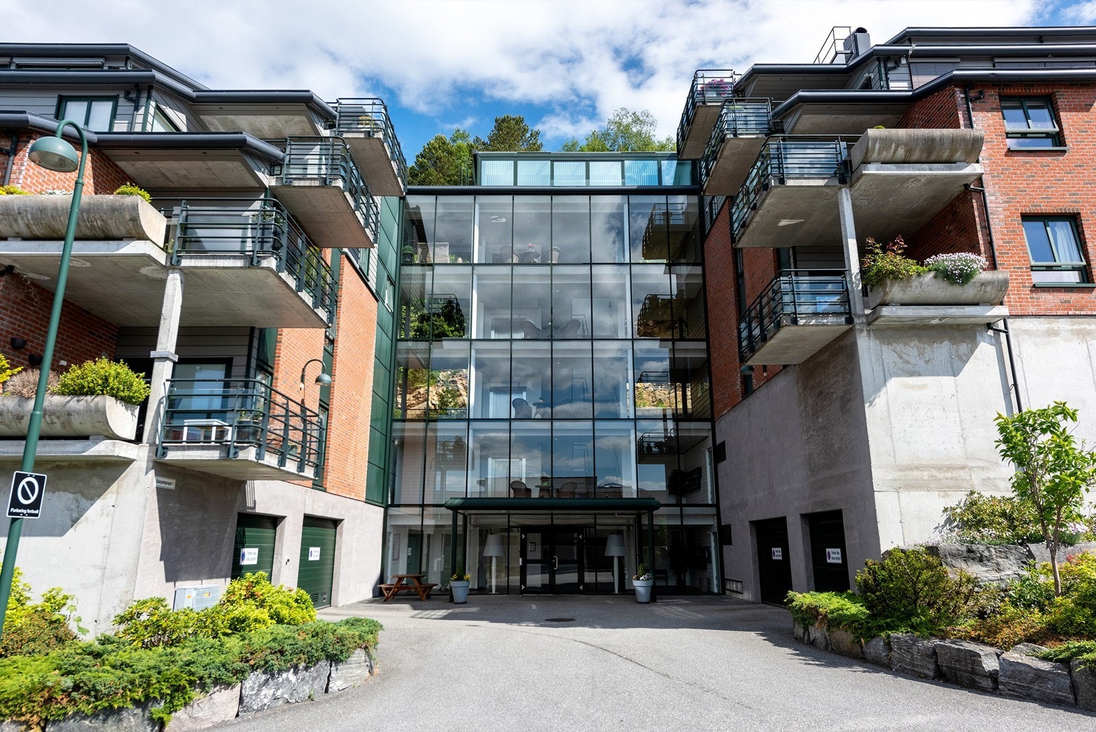 Leiligheten har god tilgjengelighet, enten man bruker heis eller trapp. Galleribilde