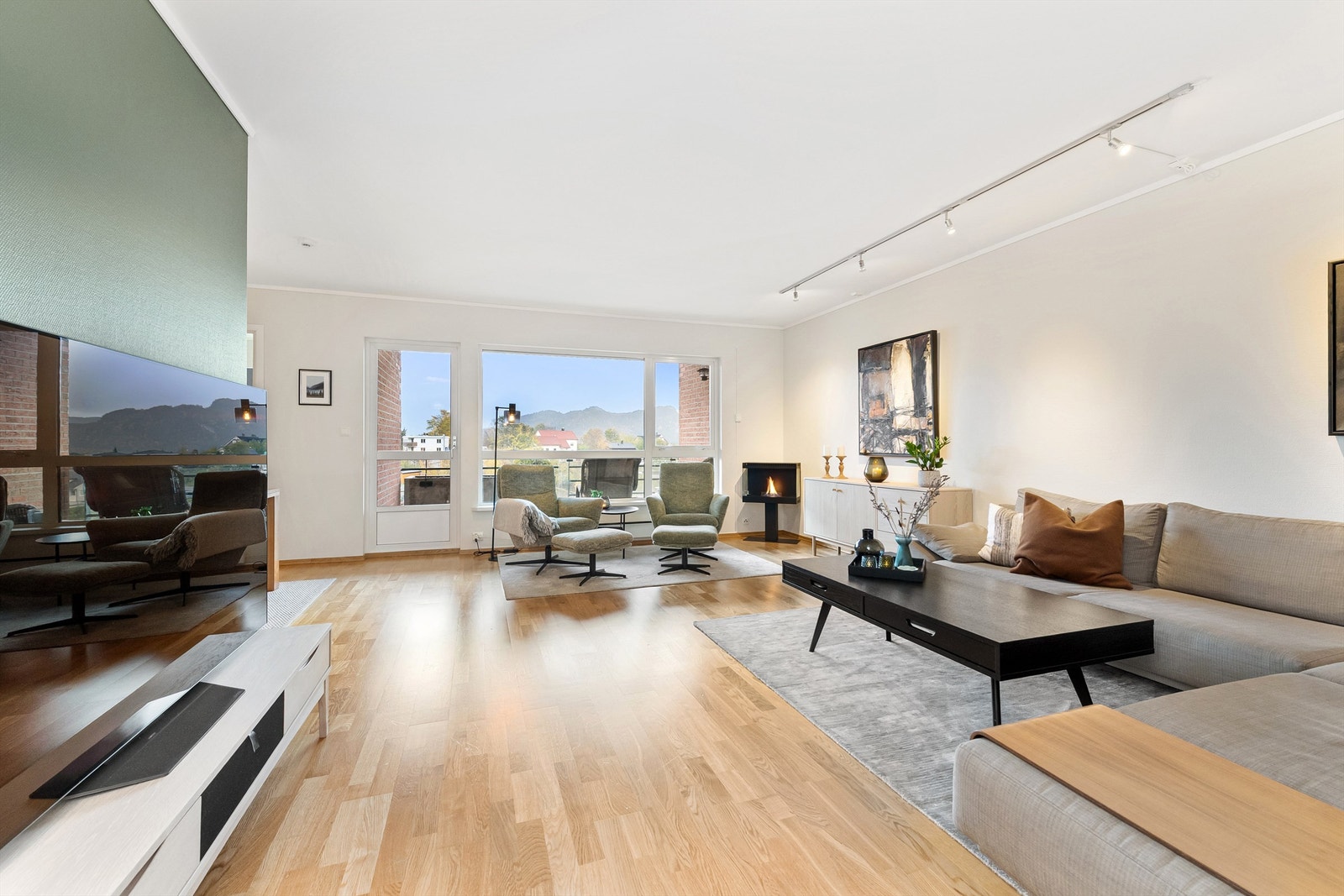 Stuen er romslig med åpen løsning mot kjøkkenet, og gir gode muligheter for å dele opp rommet i flere soner. Galleribilde