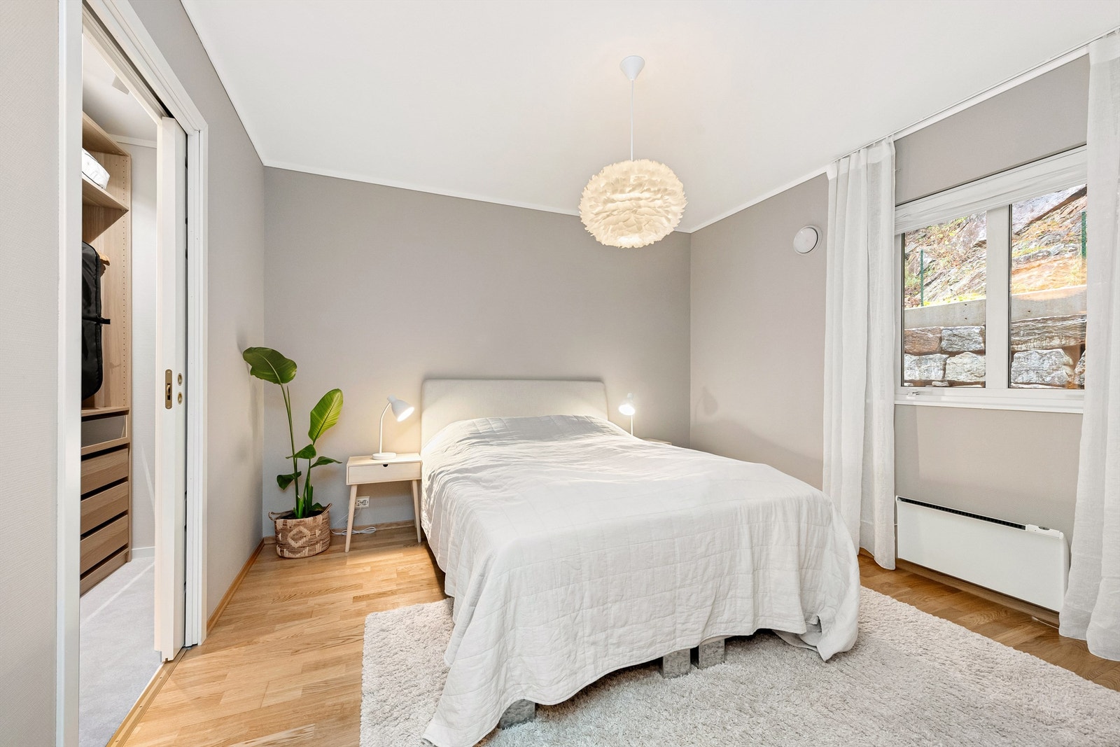 Hovedsoverommet er romslig og gir plass til ønsket sengestørrelse, i tillegg til annet ønsket møblement. Galleribilde