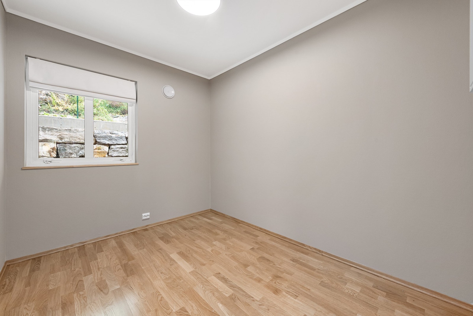 Soverom 2 er malt i moderne, duse farger og har plass til en dobbeltseng samt garderobe. Galleribilde