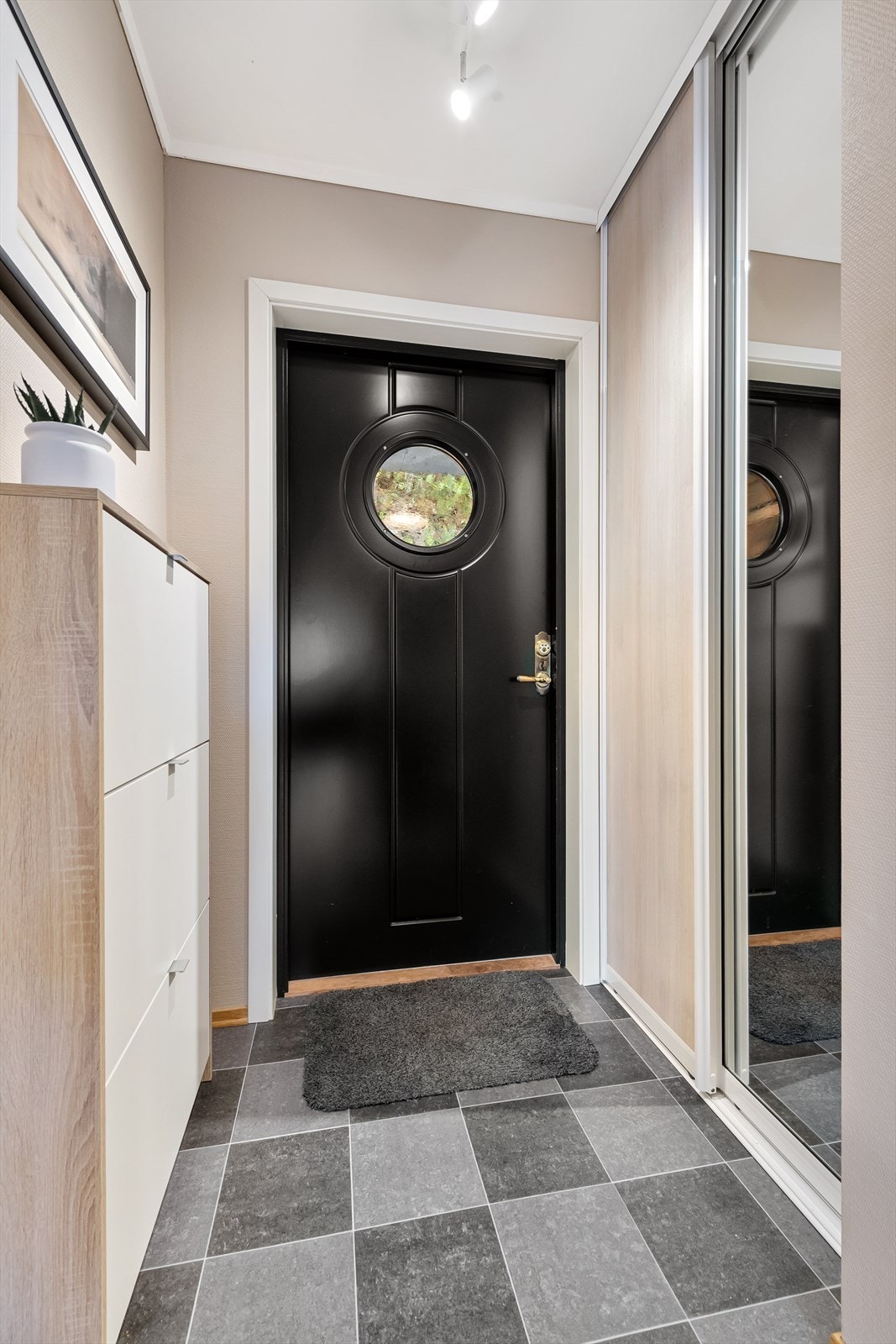 Innbydende entré med garderobeløsning og god plass til oppbevaring. Galleribilde