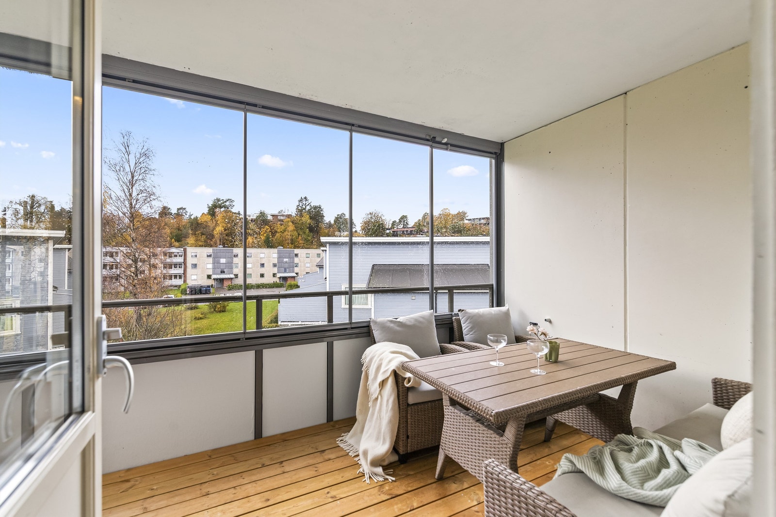 Balkongen er innglasset, så du sitter lunt og fint til - en perfekt forlengelse av stuen. Galleribilde
