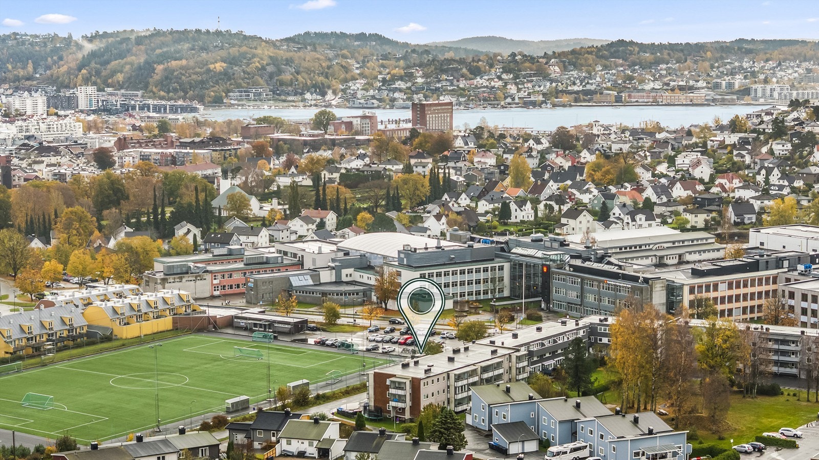 Leiligheten ligger rett nordvest for sentrum, nær Bugården. Her bor du rett utenfor selve bykjernen, men allikevel svært sentralt. Hvis byens fasiliteter frister, er det kun en kort spasertur til sentrum og Indre Havn. Galleribilde