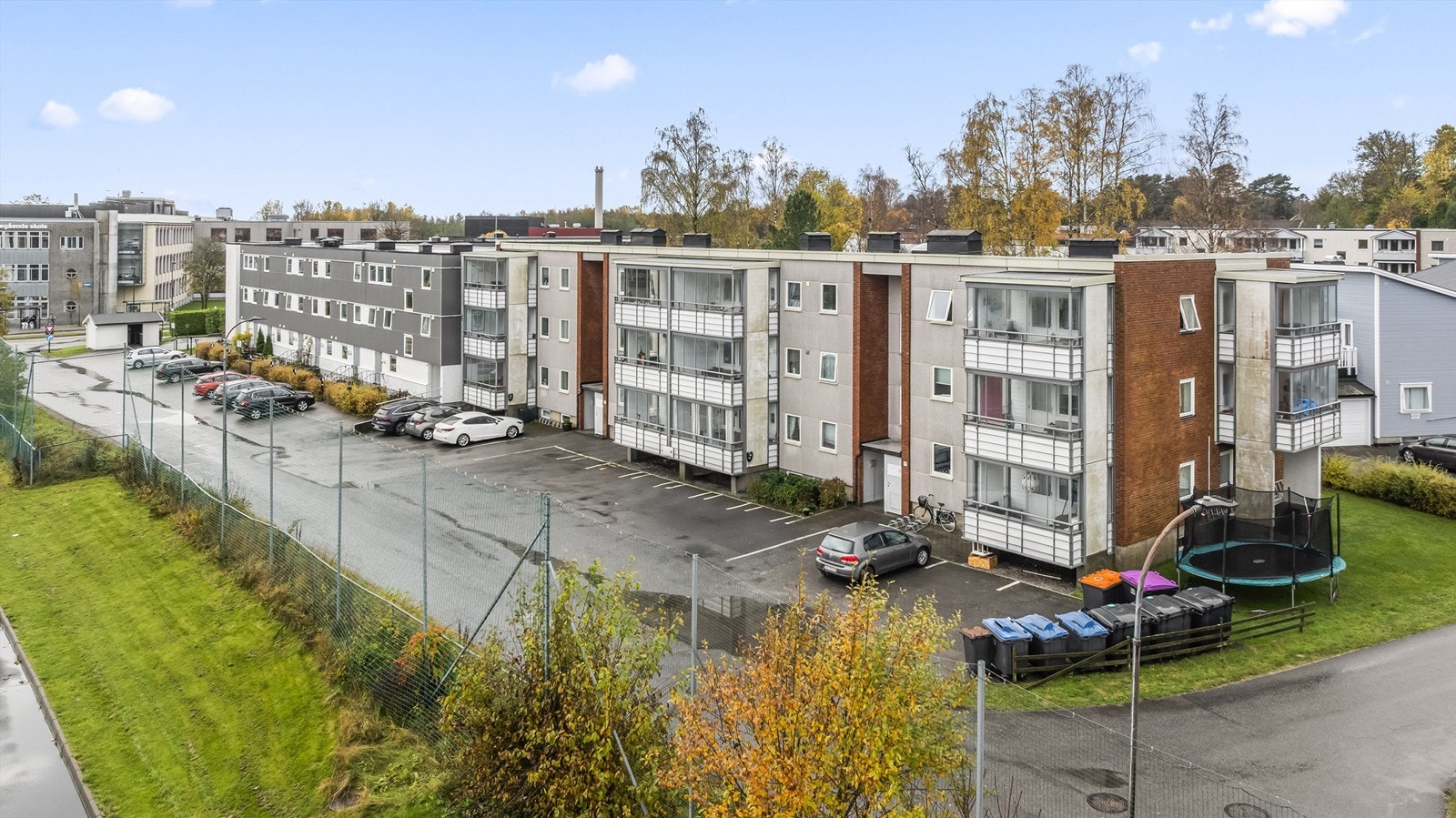 Felles biloppstillingsplass på borettslagets tomt. Det er mulighet for lading av elbil. Det er felles ladeanlegg på borettslagets felles parkeringsplass. Galleribilde