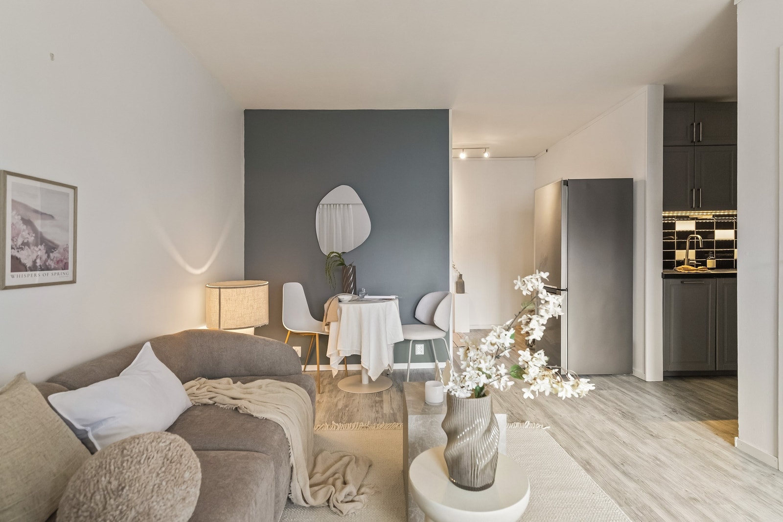 Leiligheten er moderne innredet, og veggoverflatene er malt i lyse og tidsriktige farger. Gulvene har for det meste laminat. Galleribilde