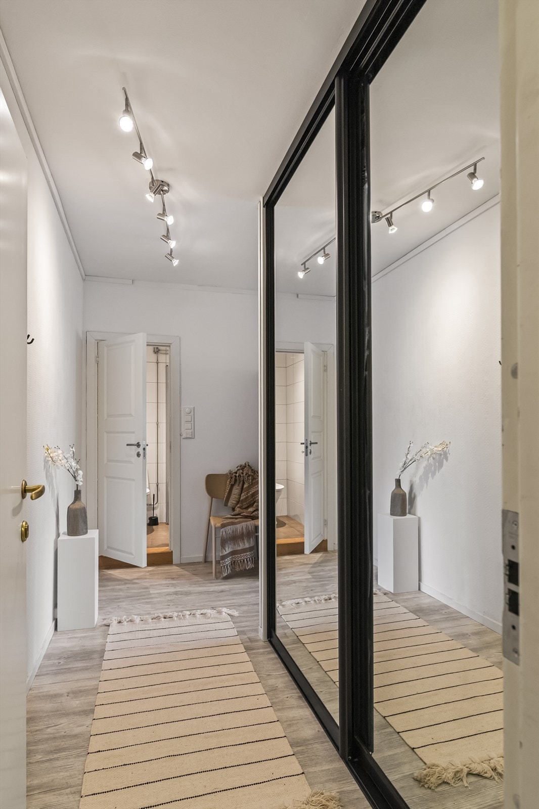Velkommen inn. Her er det montert stor og praktisk skyvedørsgarderobe. Galleribilde