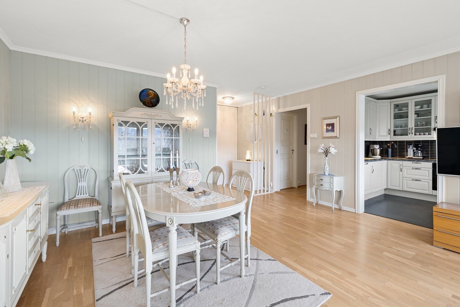 Spisestuen ligger praktisk plassert rett ved kjøkkenet. Galleribilde