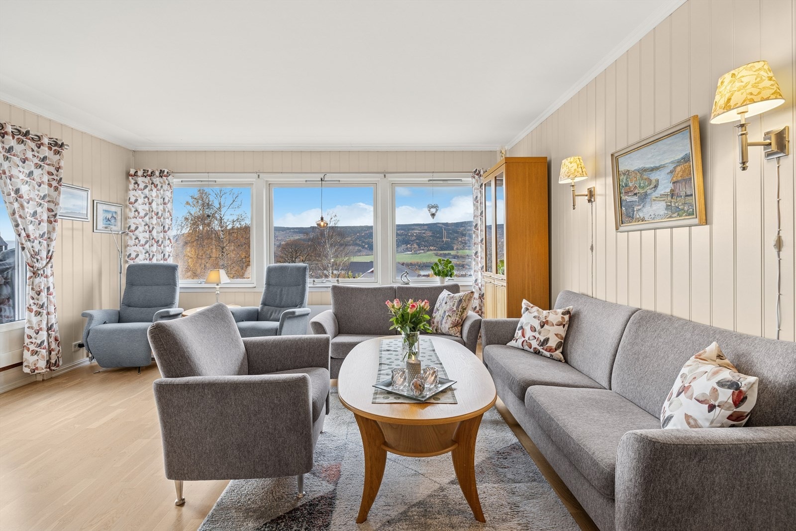 Her er det plass for både sofagruppe med TV-løsning og godstol. Galleribilde