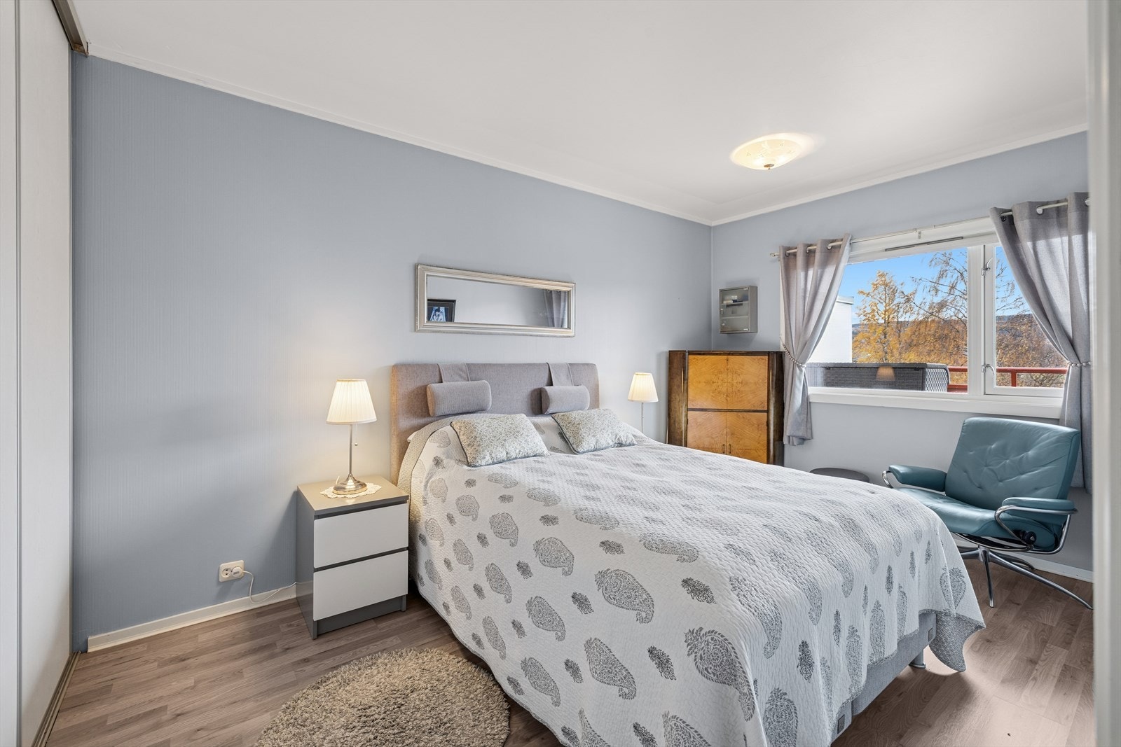 Hovedsoverommet er av god størrelse med plass til en dobbeltseng, tilhørende nattbord og annet ønskelig møblement. Galleribilde