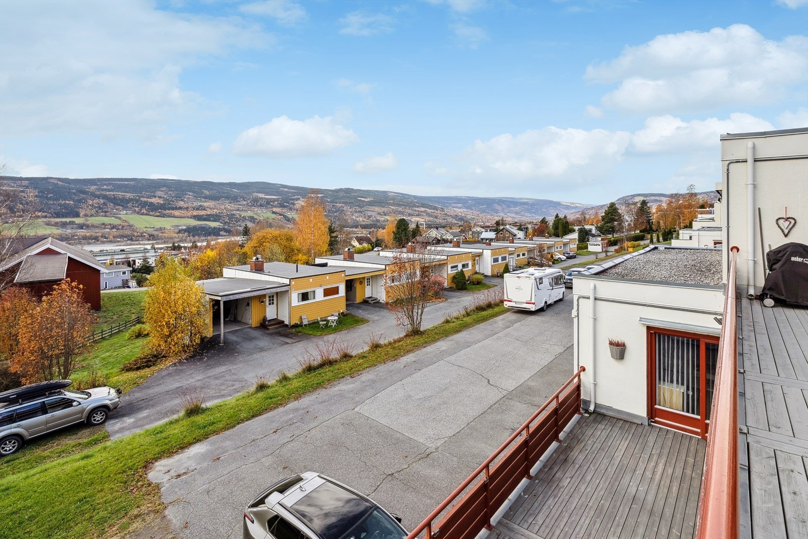 Fra terrassen kan du nyte gode solforhold og flott utsyn. Galleribilde