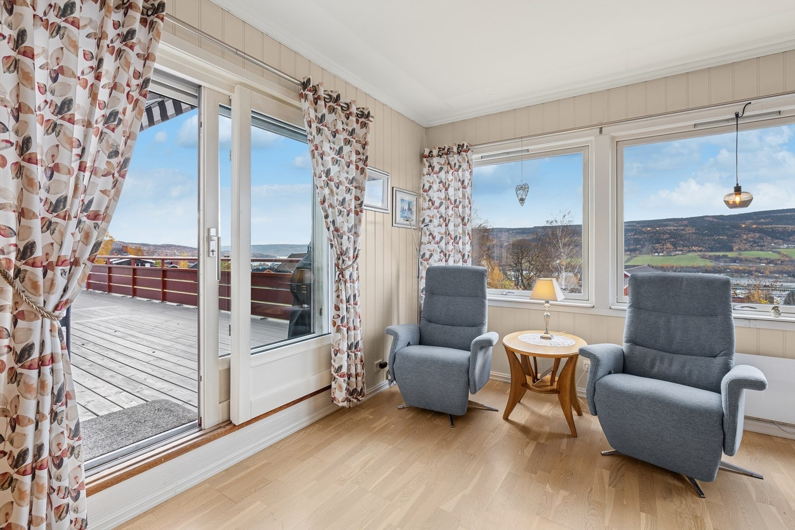 Fra stuen er det utgang til en sørvestvendt terrasse på hele 30 kvm - en flott forlengelse av leiligheten i sommerhalvåret, med gode solforhold og fint utsyn. Her kan du møblere etter eget ønske og nyte lange sommerdager. Galleribilde