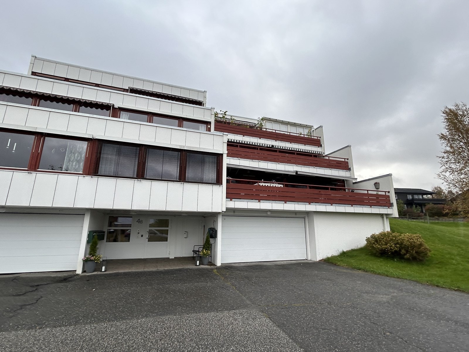 Leiligheten disponerer to boder på til sammen ca. 9 m² og en garasjeplass i felles garasjeanlegg. Det gjøres oppmerksom på at nabotomten skal bebygges. Galleribilde