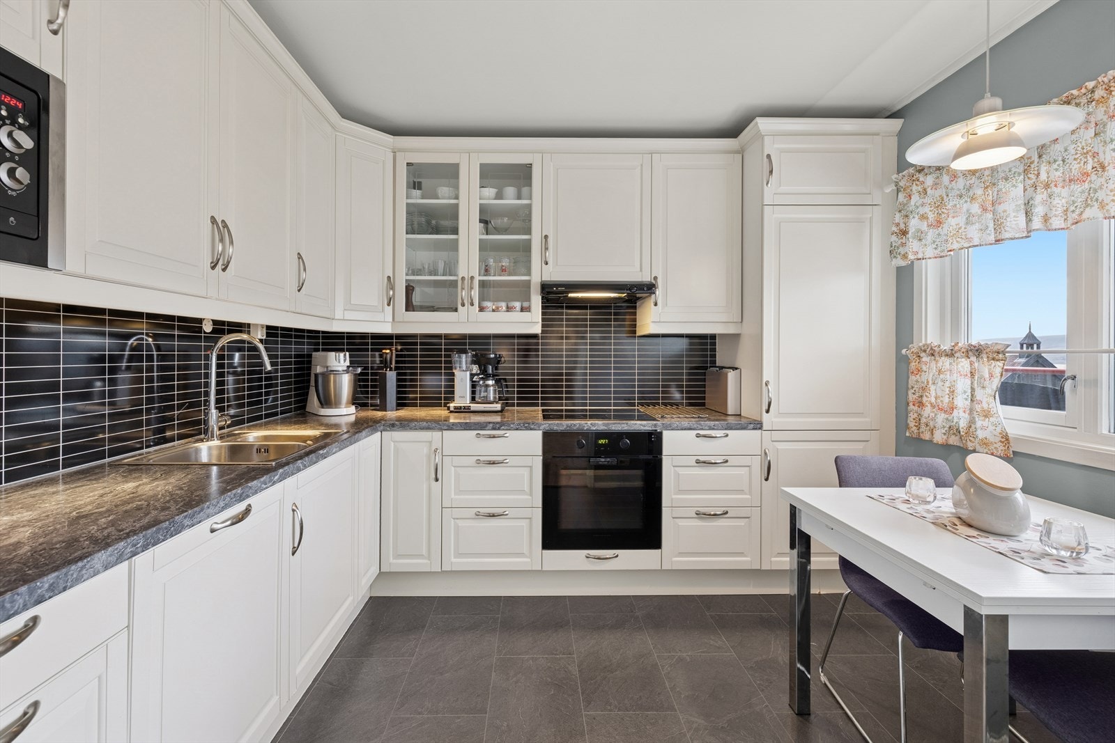 Kjøkkenet har innredning fra 2012 med profilerte fronter og benkeplate av laminat. Galleribilde