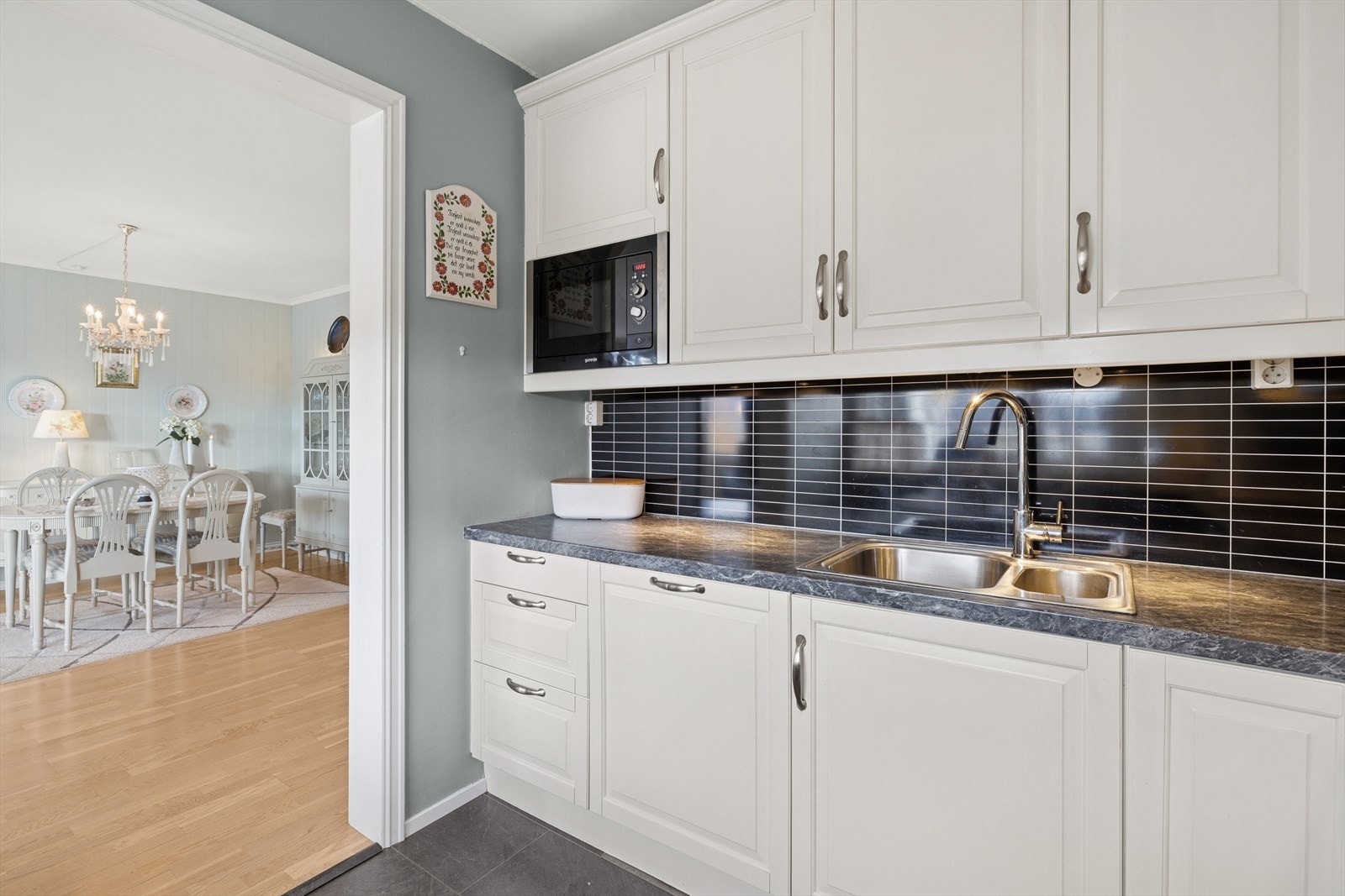 Hvitevarer som kjøl/fryseskap, oppvaskmaskin, induksjonstopp, mikro og stekeovn er integrert i innredningen. Galleribilde