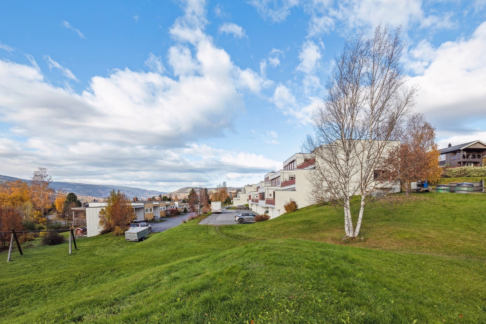 Her bor du i et idyllisk og veletablert boligområde med kort vei til dagligvarebutikk, flotte turområder, Universitetet i Innlandet og gågata, som byr på et bredt utvalg av servicetilbud. Galleribilde