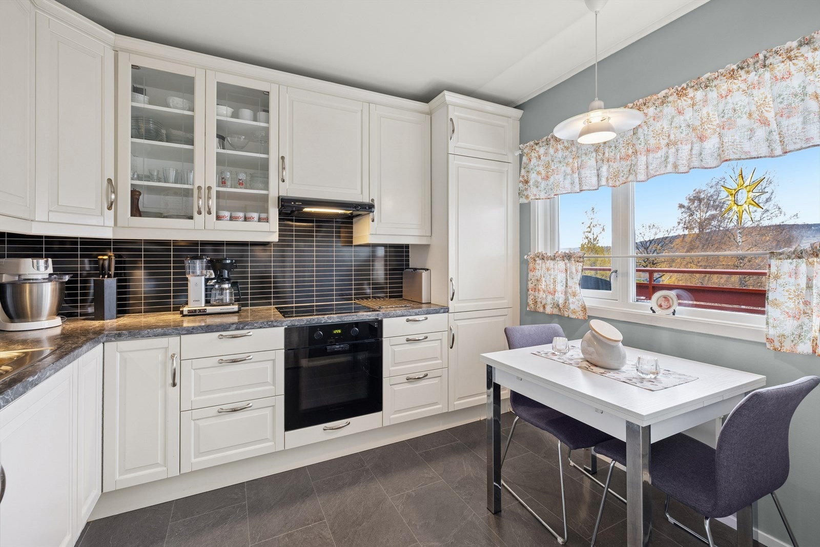 Det er kjøkkenventilator med avtrekk ut. Her er det plass til et frokostbord. Galleribilde