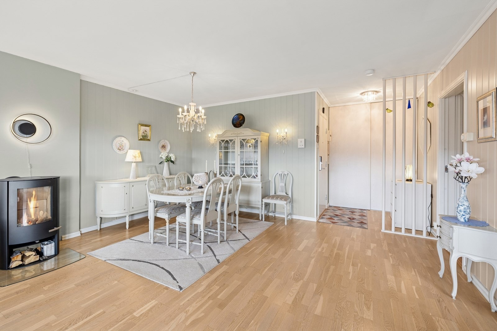 Det er god plass til stort spisebord Galleribilde