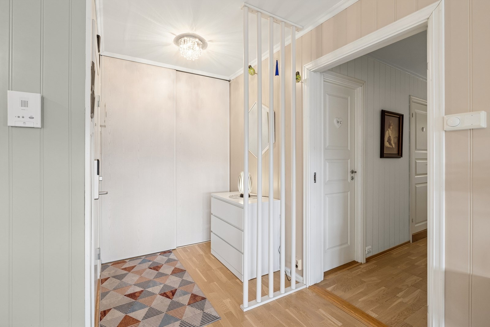 Gang med skyvedørsgarderobe. Galleribilde