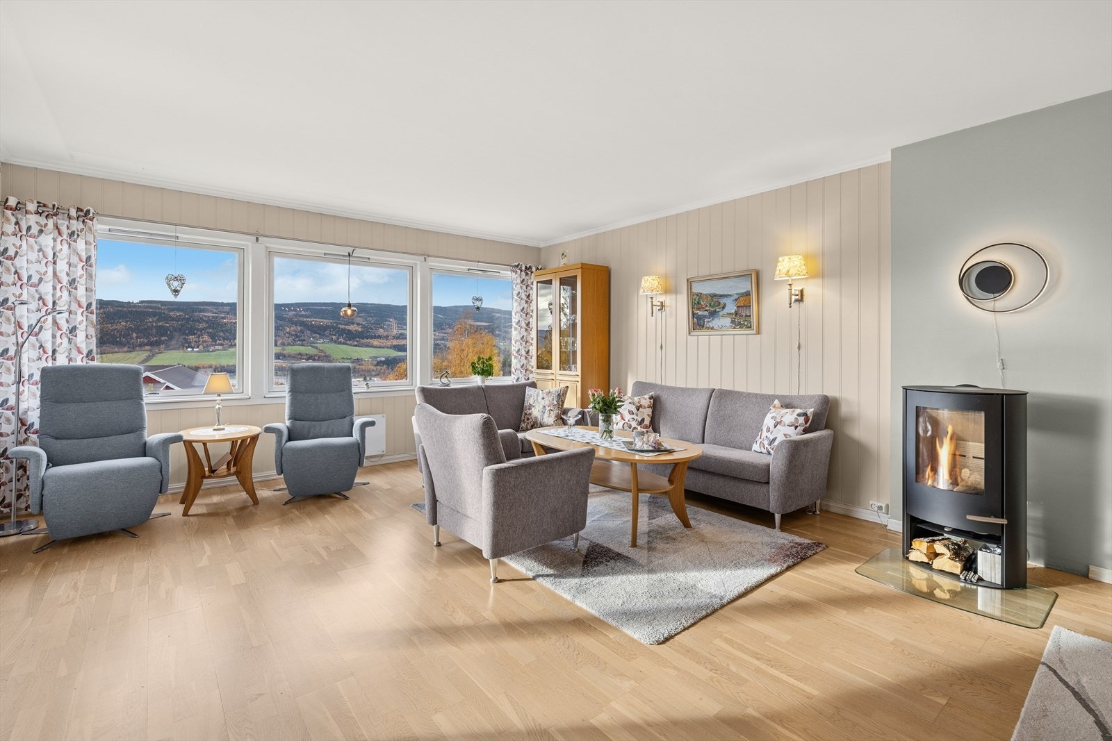 Dette er en lys og romslig 4-roms andelsleilighet med fin utsikt og stor terrasse. Galleribilde