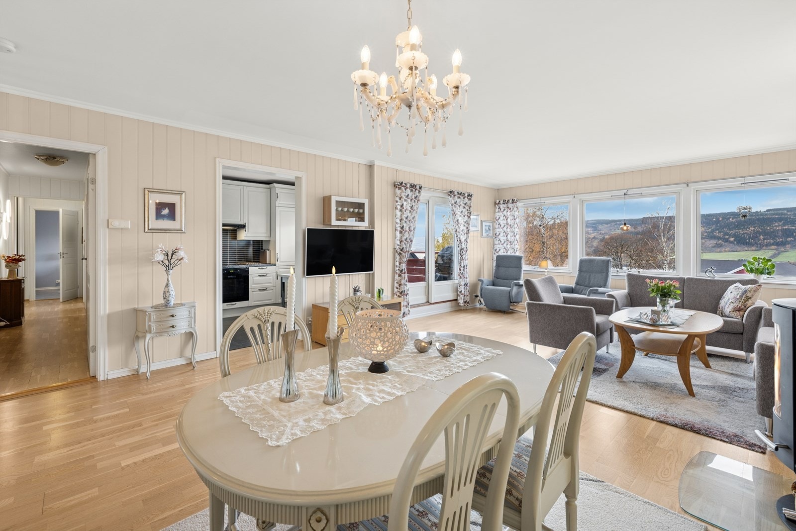 De vestvendte vinduene slipper inn godt med dagslys i stuen. Galleribilde