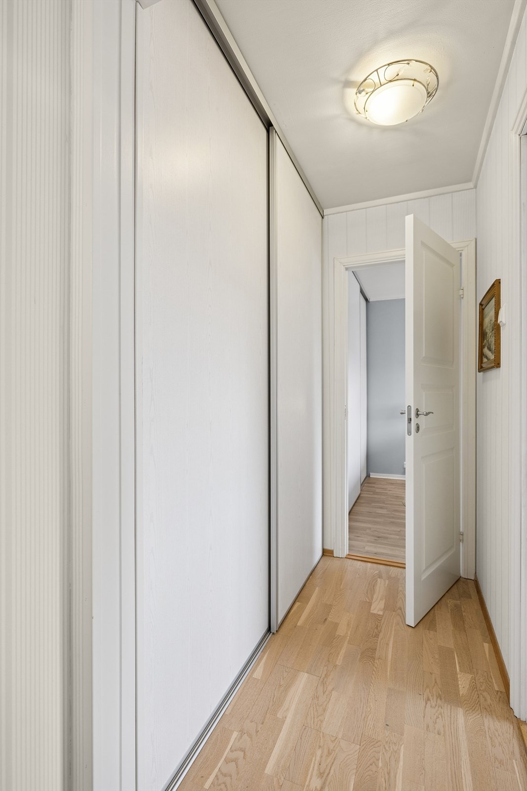 Videre byr boligen på tre gode soverom. I gangen utenfor soverommene er det skyvedørsgarderobe. Galleribilde