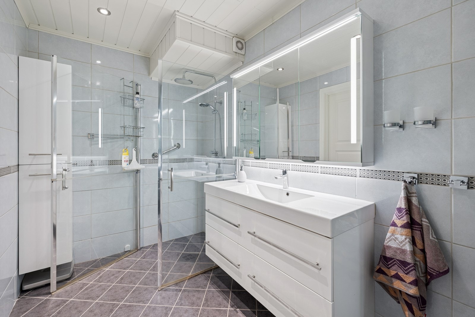 Det er elektrisk styrt vifte. Galleribilde