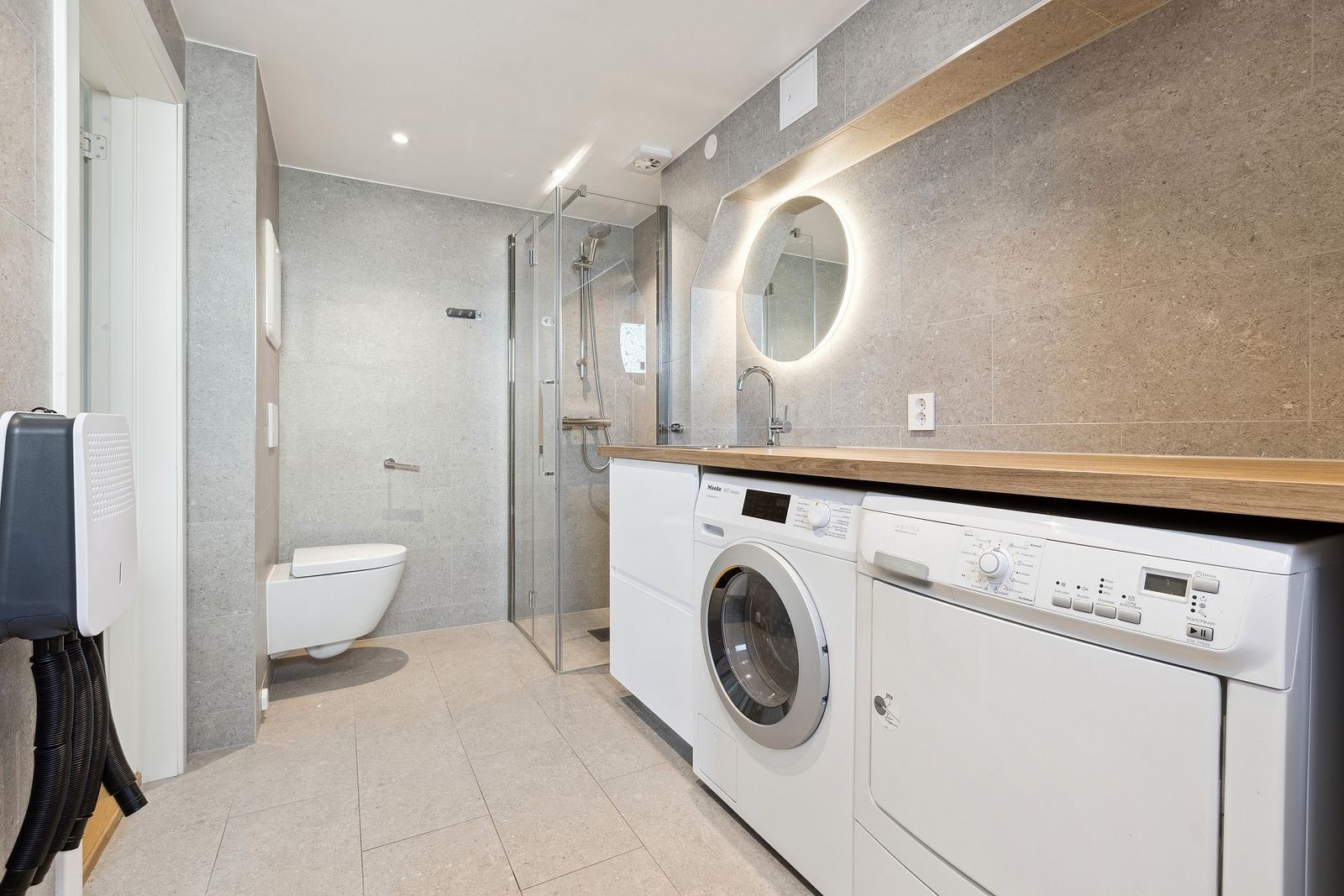 Pent flislagt bad med vaskemaskin og tørketrommel Galleribilde
