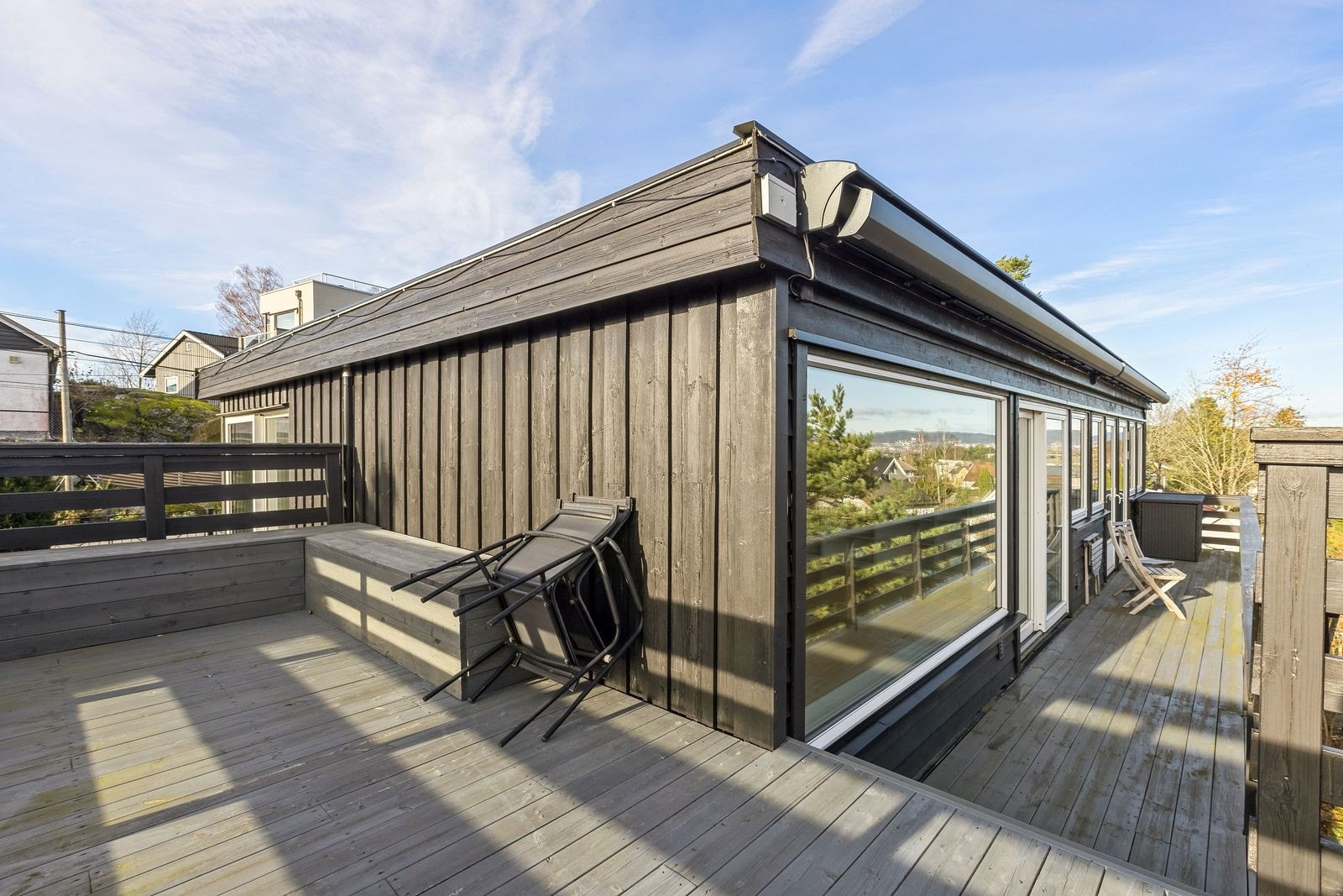 Fra stuen er det utgang til solrik terrasse med flott utsikt Galleribilde