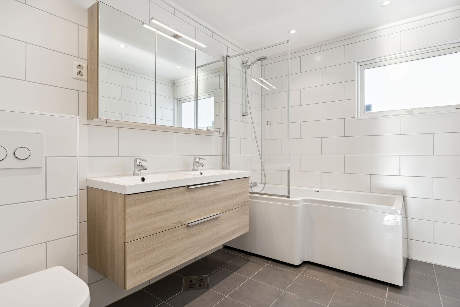 Bad i hovedetasje med badekar Galleribilde