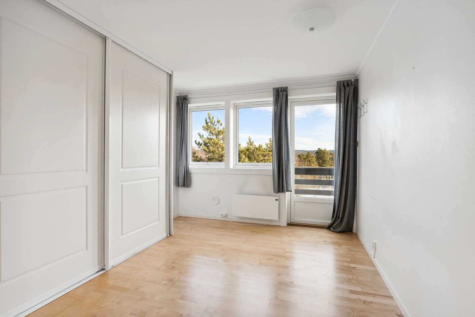 Boligen består totalt av tre soverom, 2 av dem er i 1.etasje og det siste er i underetasjen. Galleribilde