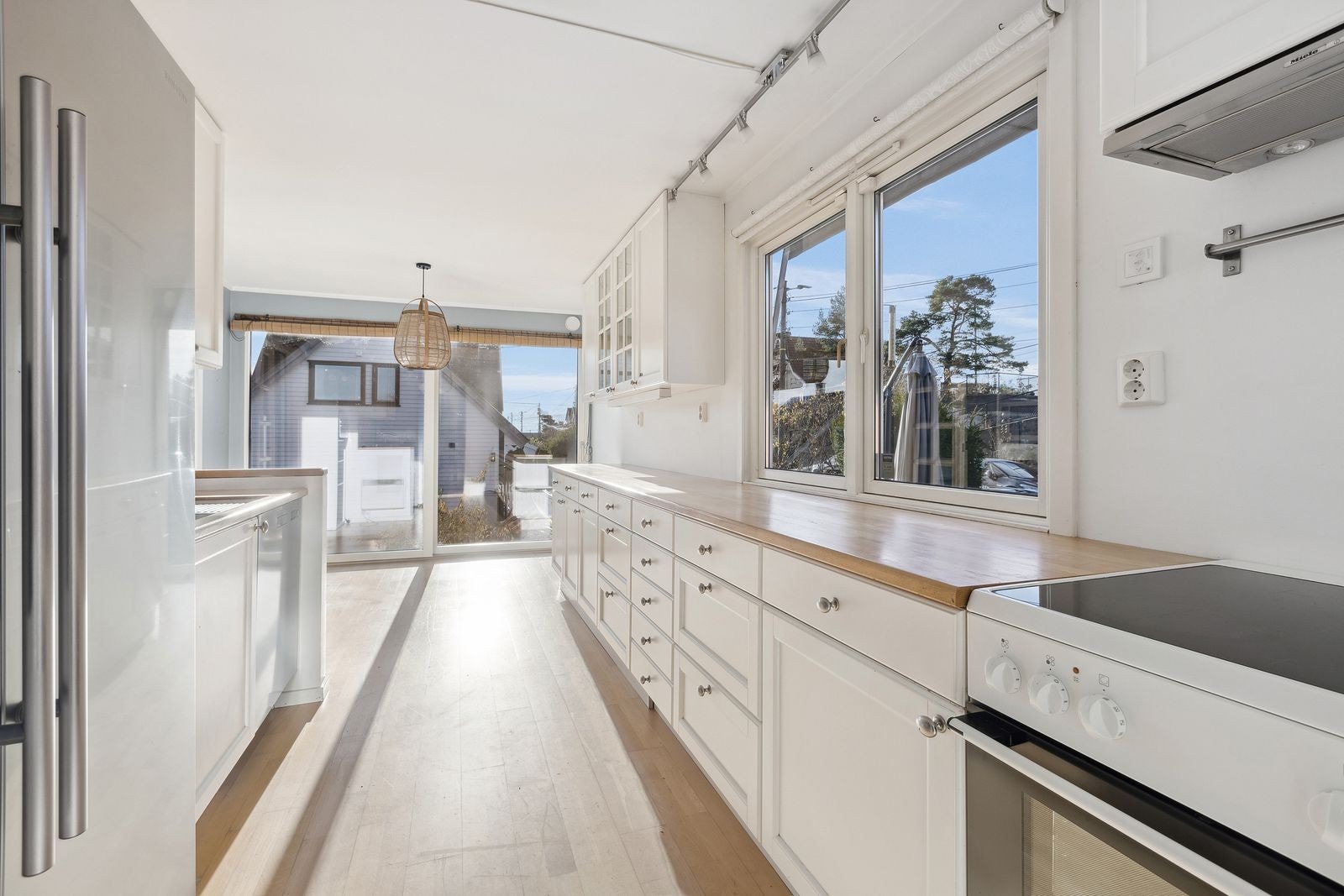 Pent kjøkken med god skapplass og tilhørende hvitevarer Galleribilde