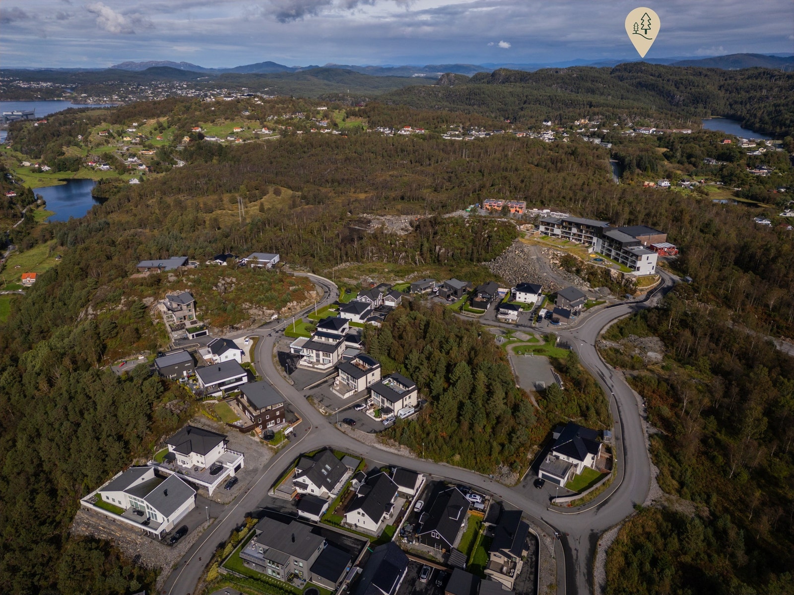 I gangavstand er det nydelige turområder i Krokåsdalen og Follesemarken. Askøys høyeste topp Kolbeinsvarden er heller ikke langt unna. Galleribilde