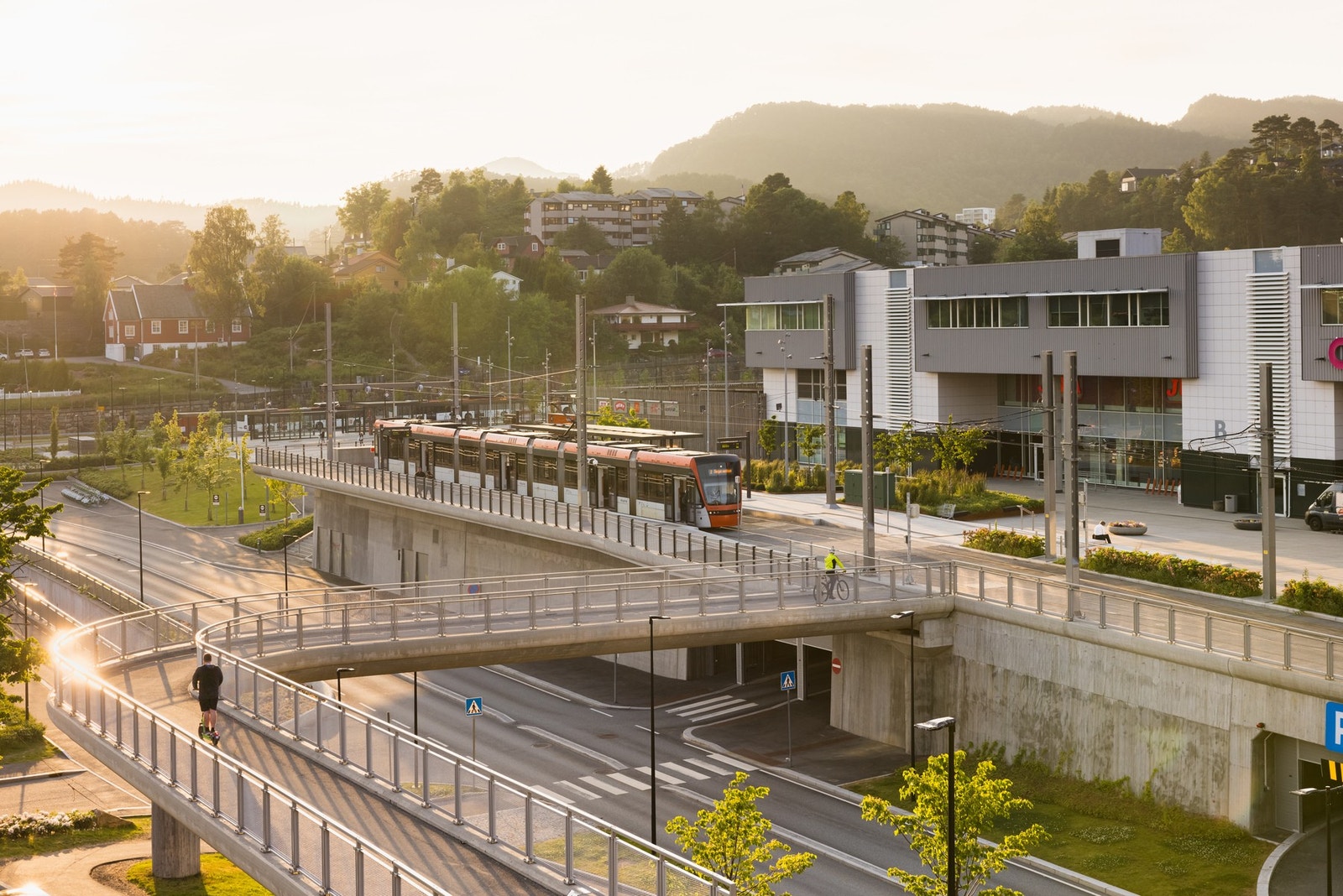 Fra Fyllingsdalen terminal går Bybanen som tar det inn til Haukeland sykehus og videre til Bergen sentrum. Galleribilde