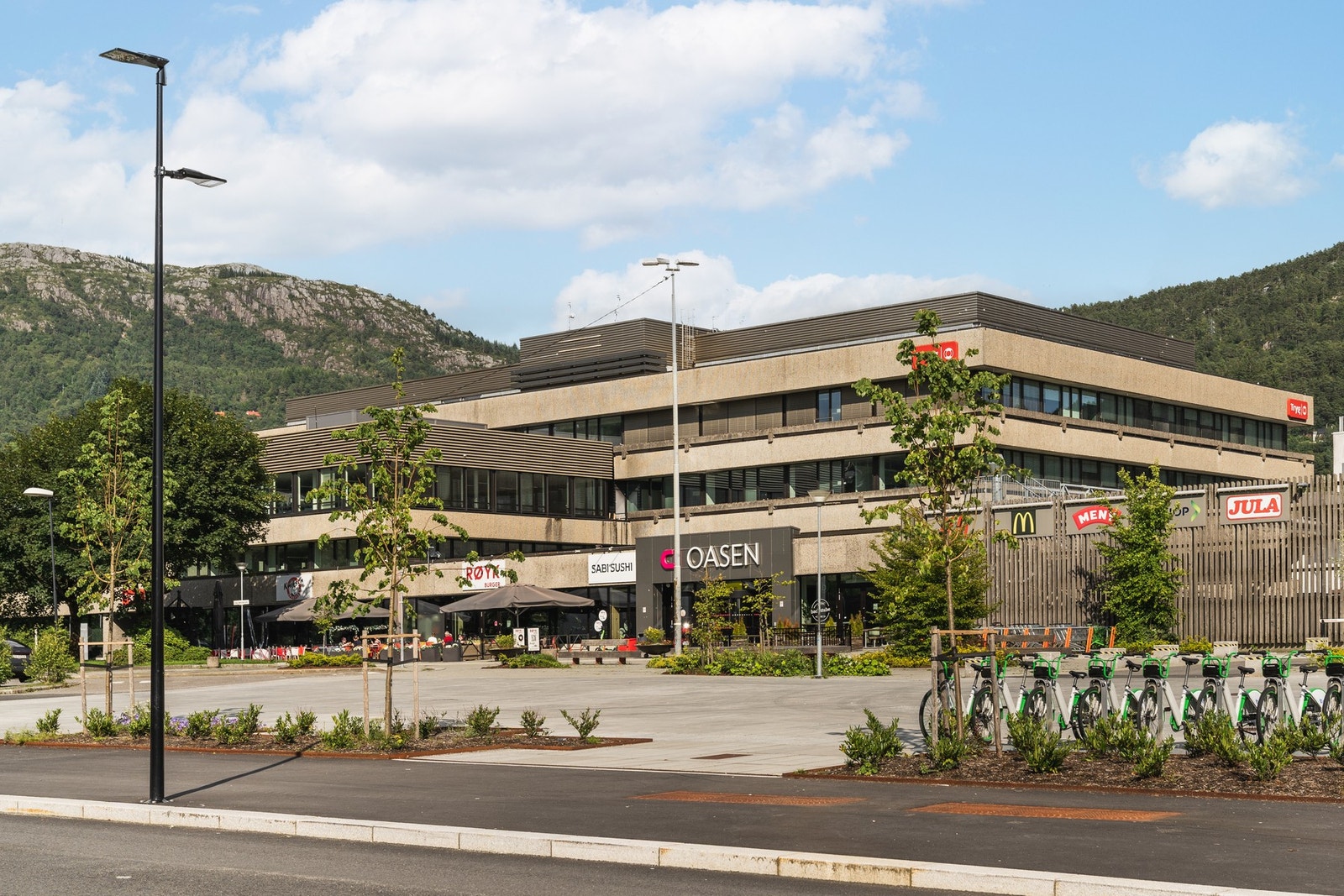 Gangavstand til Oasen senter med godt utvalg butikker og servicetilbud. Galleribilde