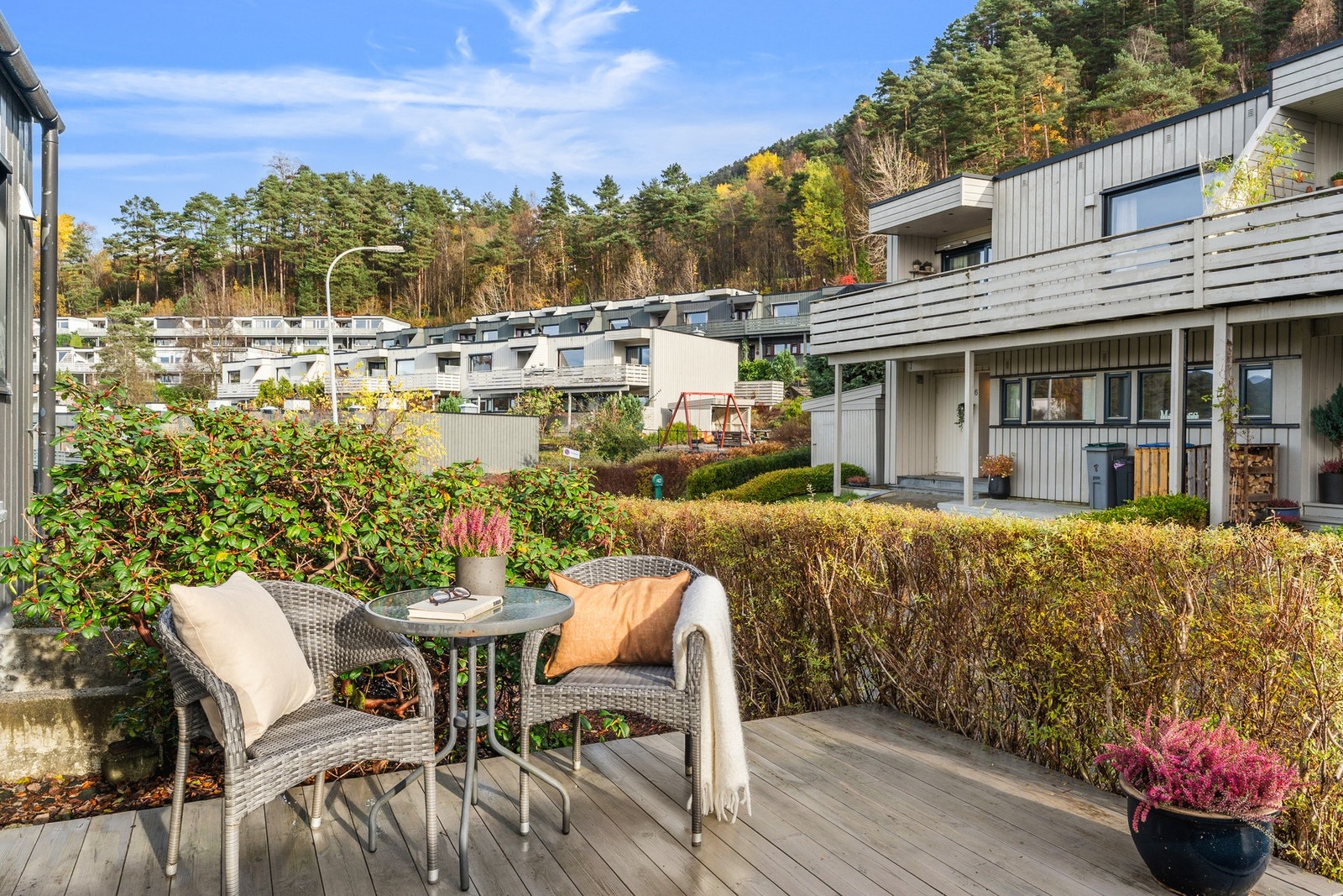 Koselig uteplass ved inngangspartiet. Galleribilde