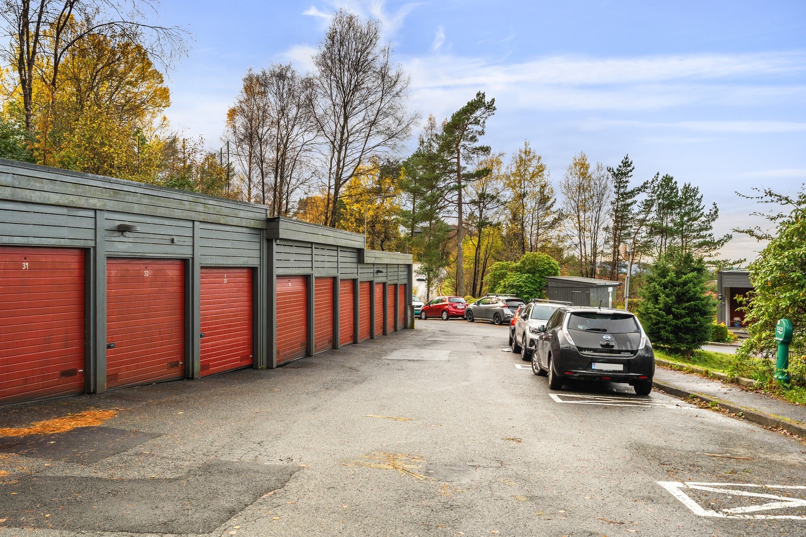 Alle har rett på en fast parkeringsplass og man kan sette seg på venteliste for garasjeplass. Galleribilde