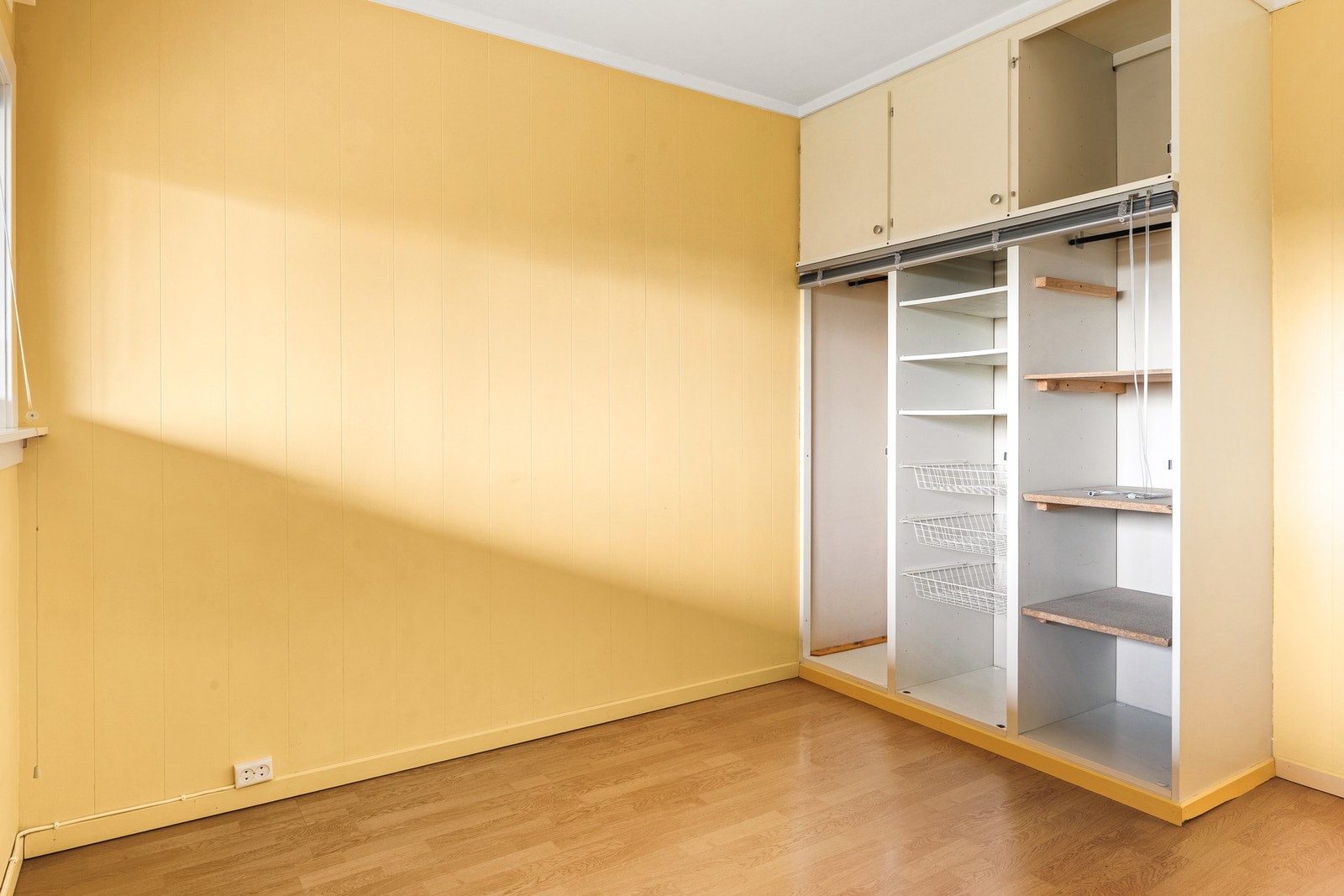 Her er det god plass til å møblere med dobbeltseng, garderobe og tilhørende møblement. Galleribilde