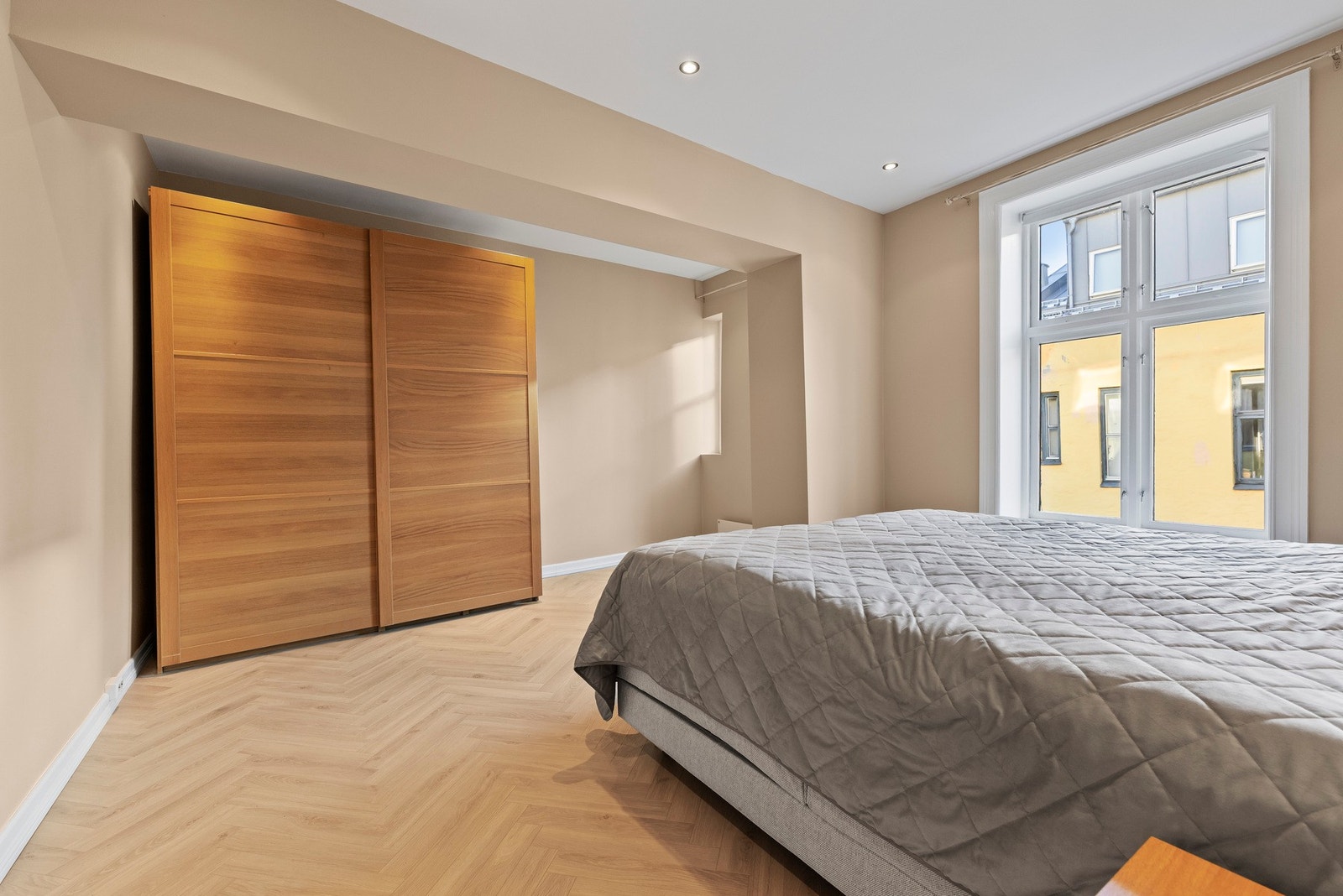 Tidligere trapperom med baktrapp er innlemmet i boligen (det foreligger ferdigattest fra 2007). Galleribilde