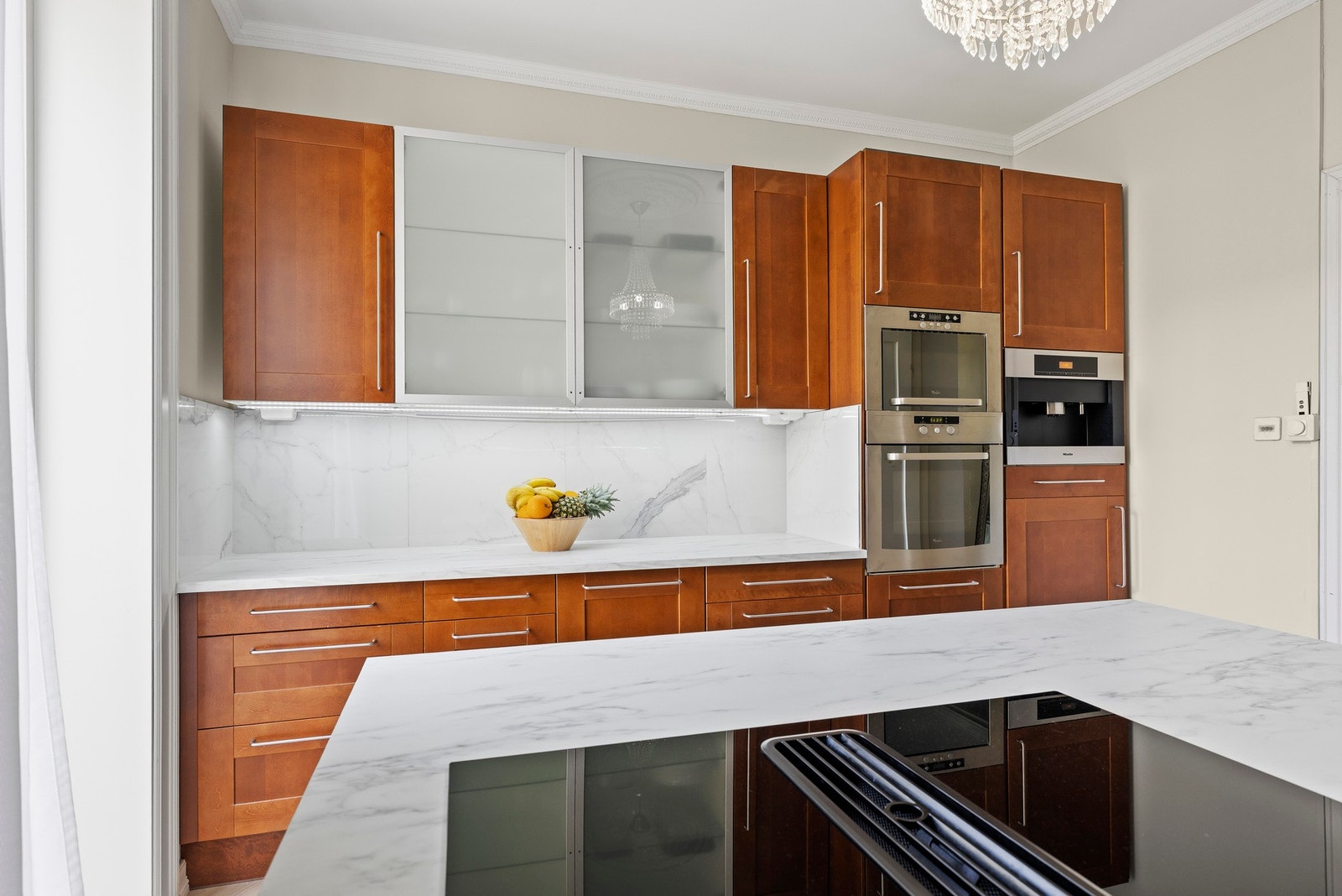 Koketoppen er montert på kjøkkenøyen, og har integrert ventilator. Galleribilde