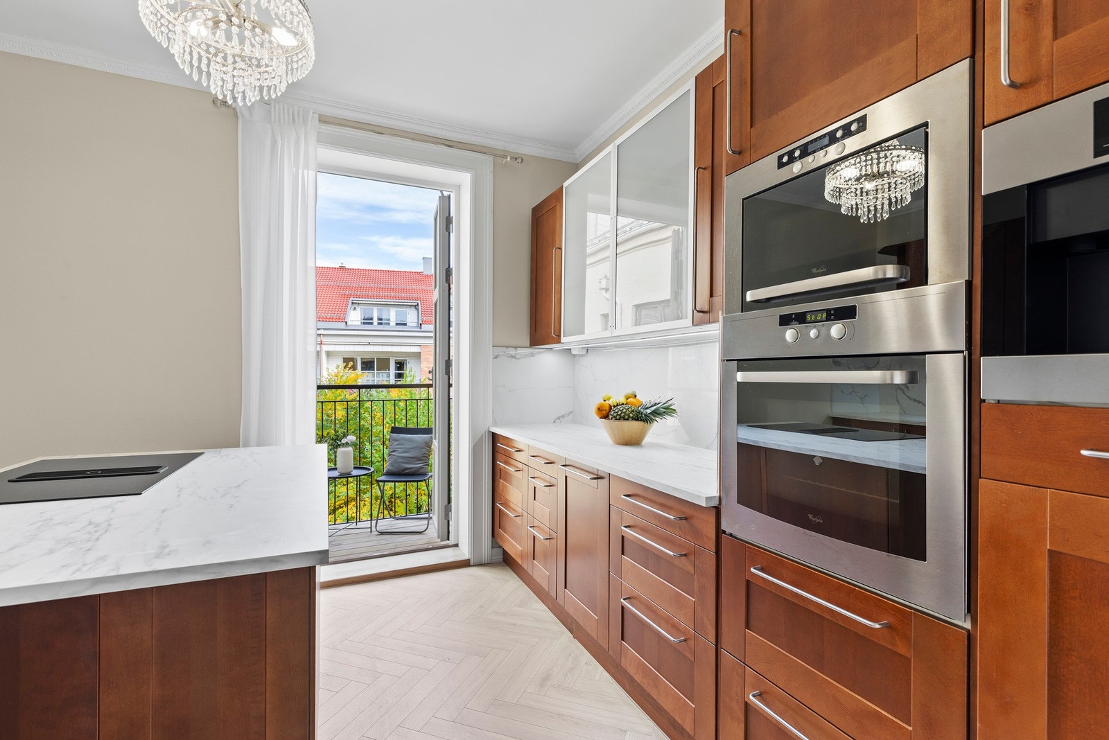 Kjøkkenet har god arbeidsplass og rikelig med oppbevaring. Galleribilde