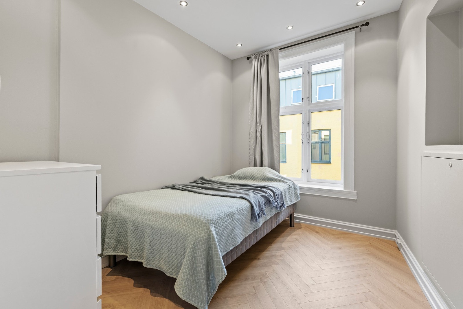 Det er i dag tre gode soverom i boligen. Galleribilde