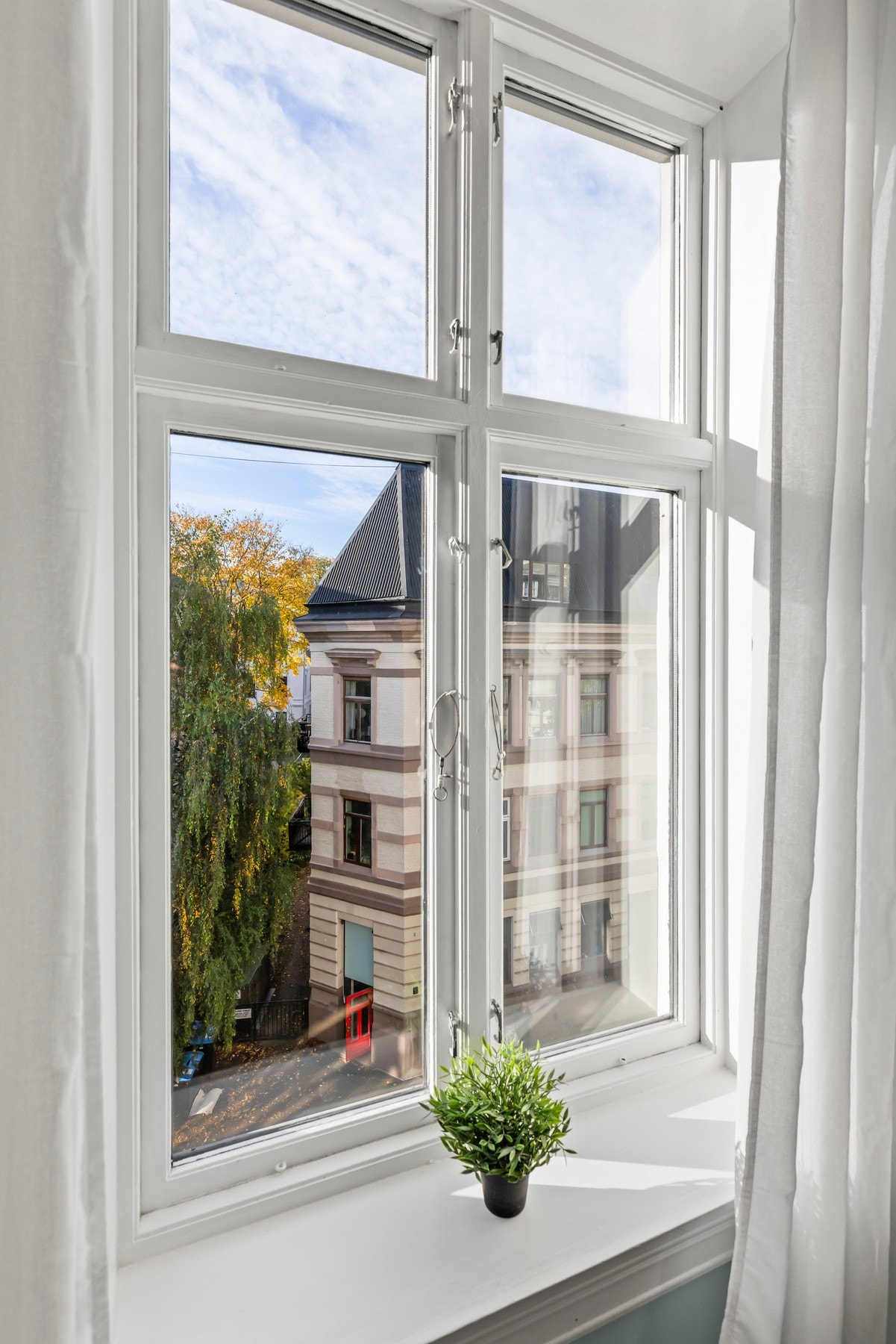 Store vindusflater slipper inn rikelig med naturlig dagslys, og dype vindusposter gjør det enkelt å komplettere med dekorelementer. Galleribilde