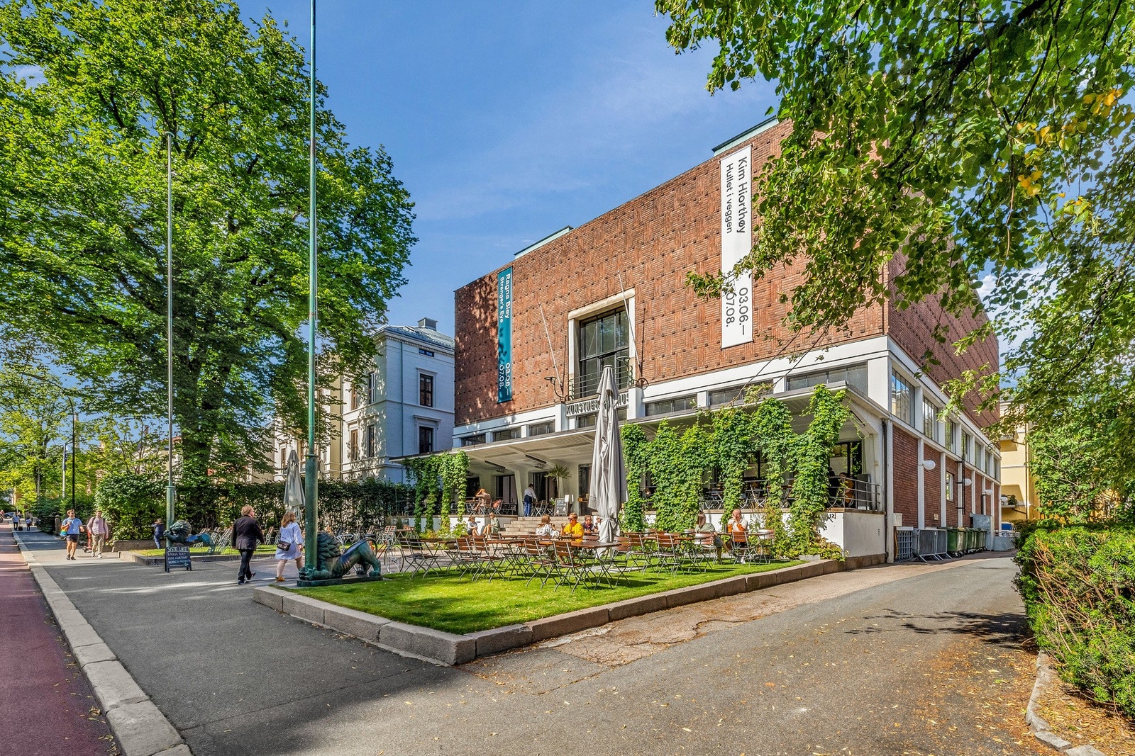 Kunstnernes hus finner du mellom boligen og Slottsparken. Galleribilde